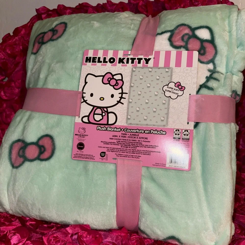 Hello kitty plush blanket 💚